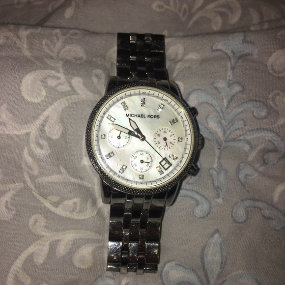 Michael Korda Watch display picture 2